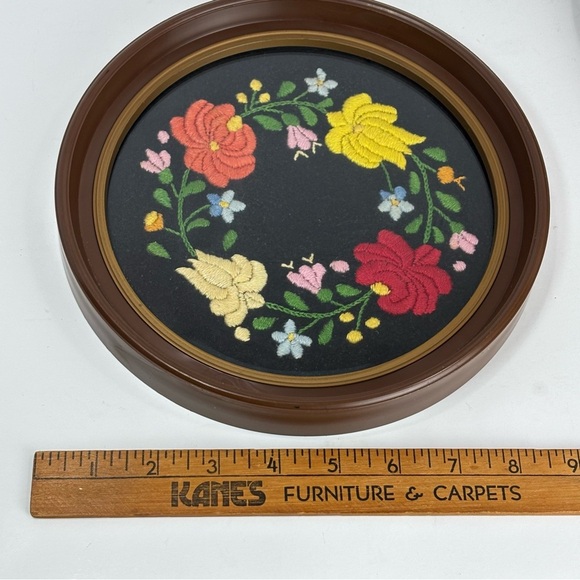 Lot Of 2 Vtg Hungarian Framed Folk Art Floral Crewel Embroidery Round Hanging 9” - Picture 4 of 5